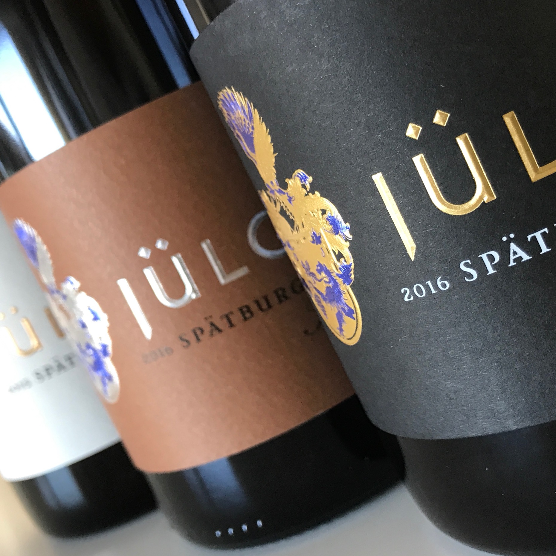 Billede af tre flasker vin fra en smagekasse