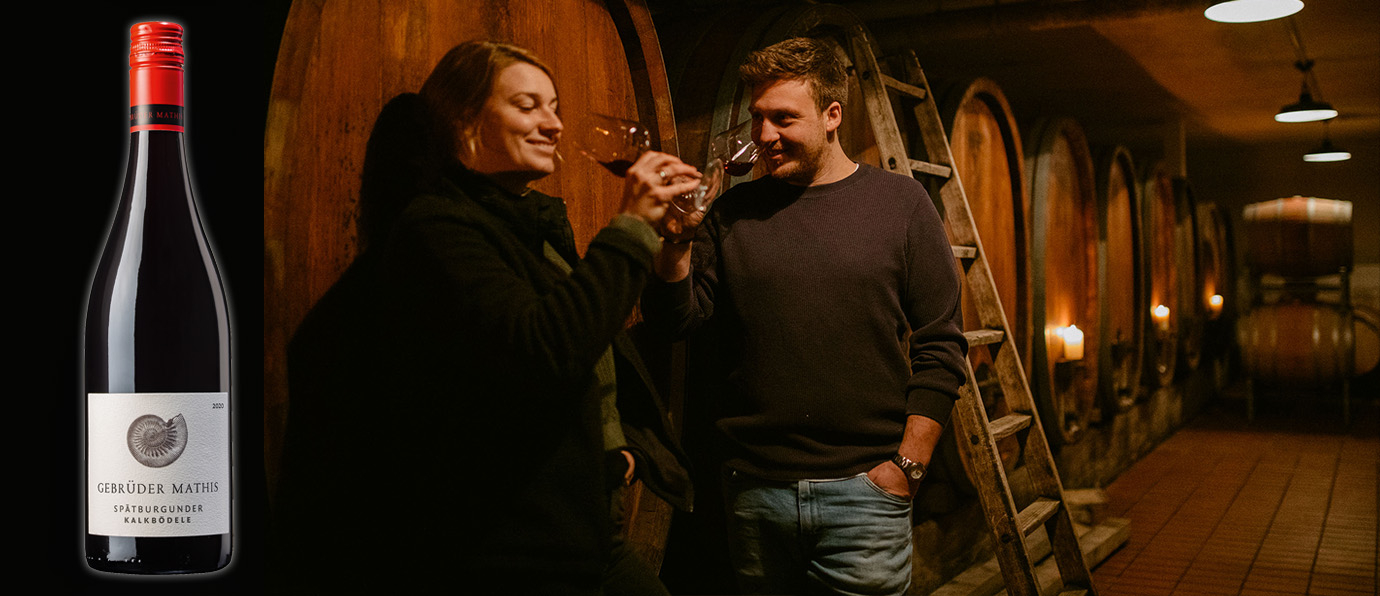Sabeth og Severin fra Gebr�der Mathis nyder et glas vin i deres fadk�lder