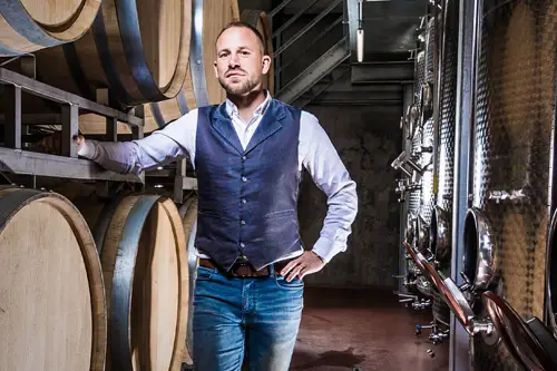 P� billedet ses Lukas Sermann i sin k�lder. Den mand kommer til at revolutionere Ahr!