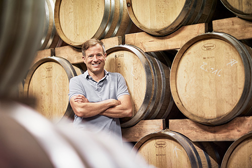 Markus W�hrle i sin k�lder, omgivet af tr�fade. Her hviler noget af Tysklands bedste Chardonnay